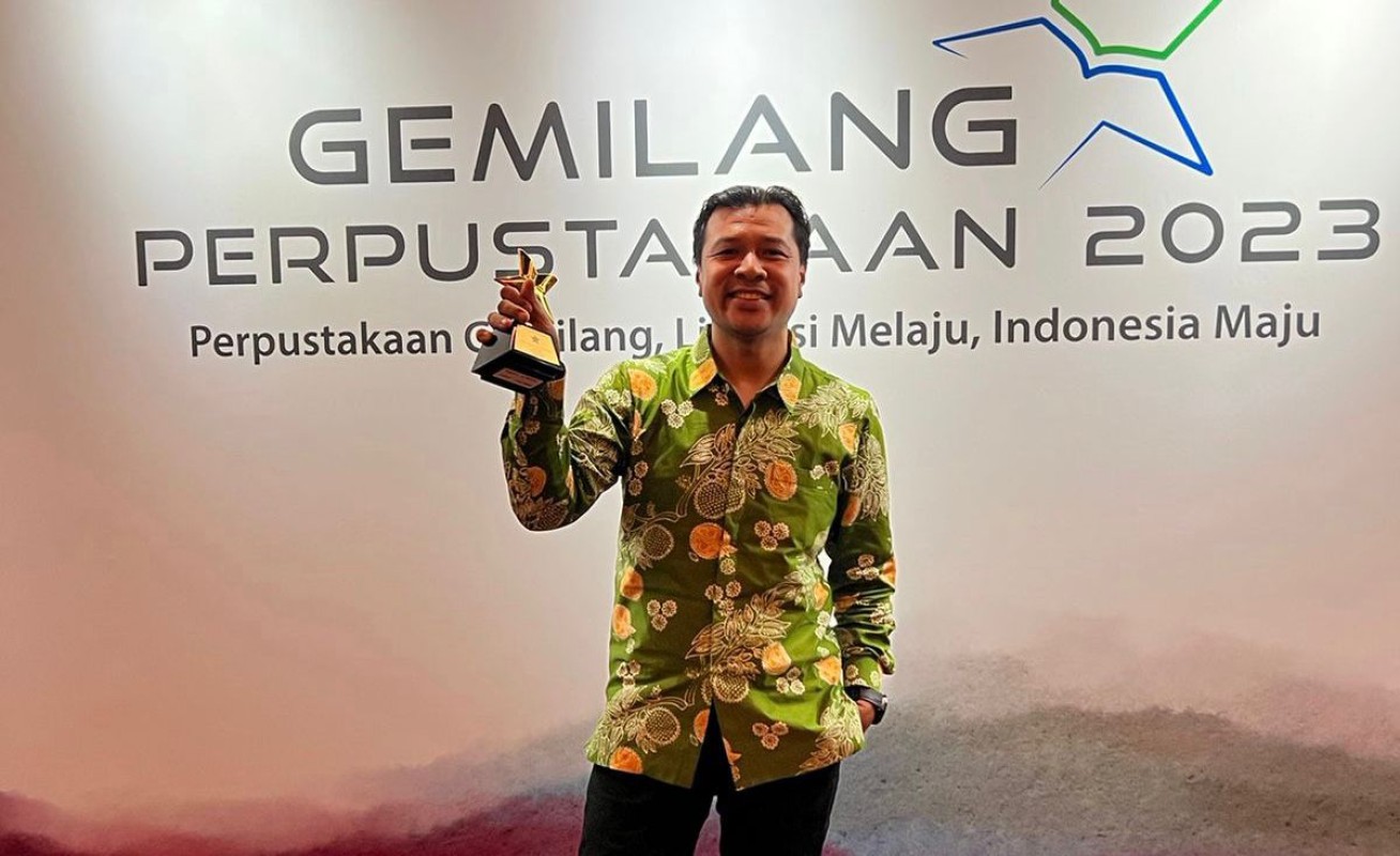 Mengenakan Batik Durian, Benny Raih Nugra Jasa Dharma Pustaloka 2023